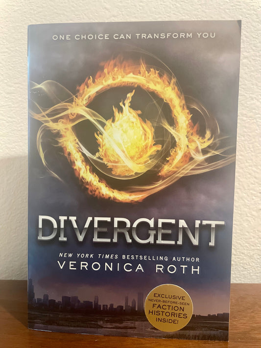 "Divergent" by Veronica Roth (Paperback 1st Edition)